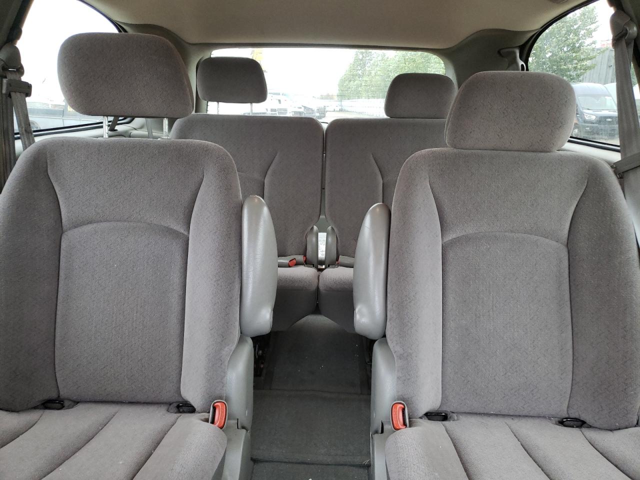 2C8GT44L22R559980 2002 Chrysler Town & Country Lx