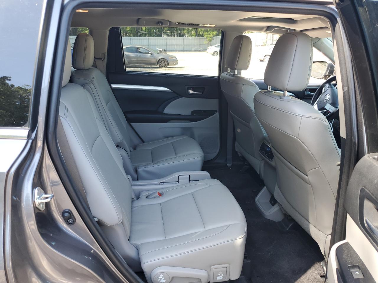 5TDKZRFH1HS225746 2017 Toyota Highlander Se