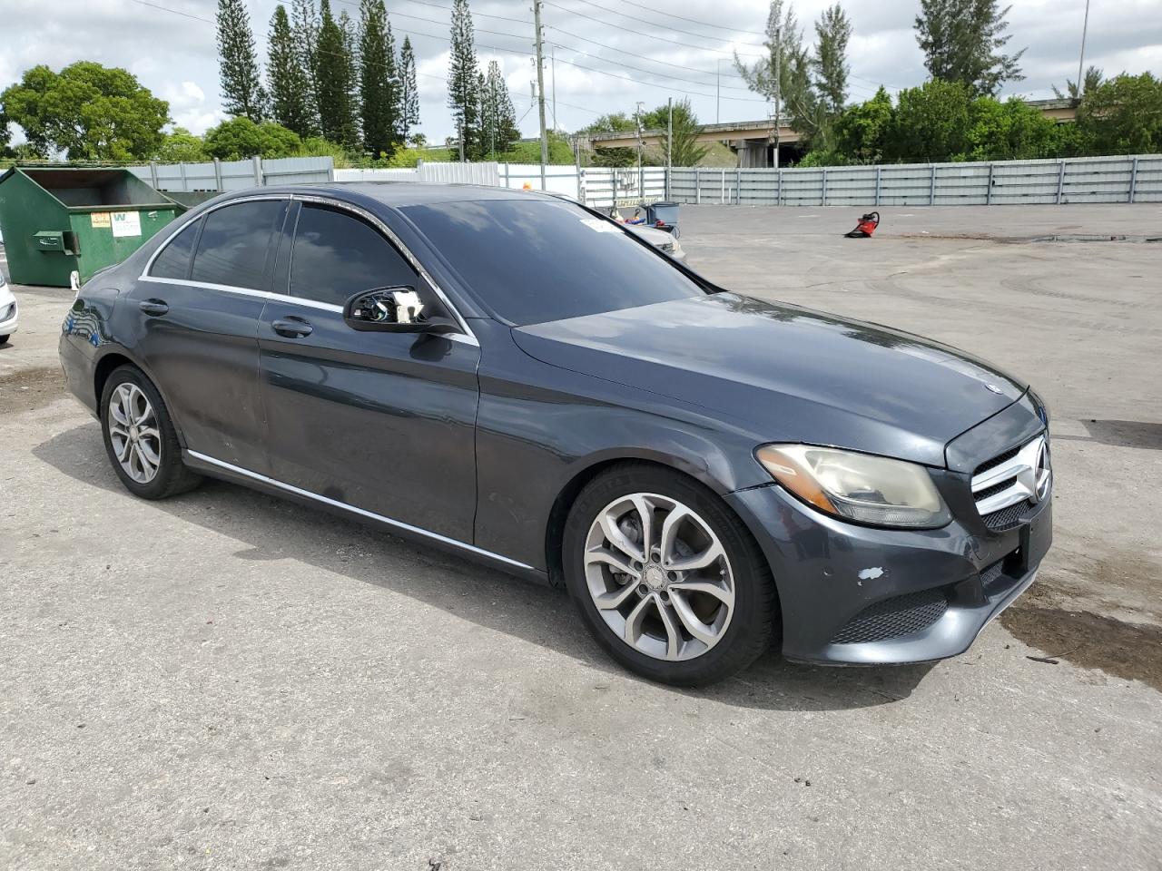 2015 Mercedes-Benz C 300 vin: 55SWF4JB4FU093081