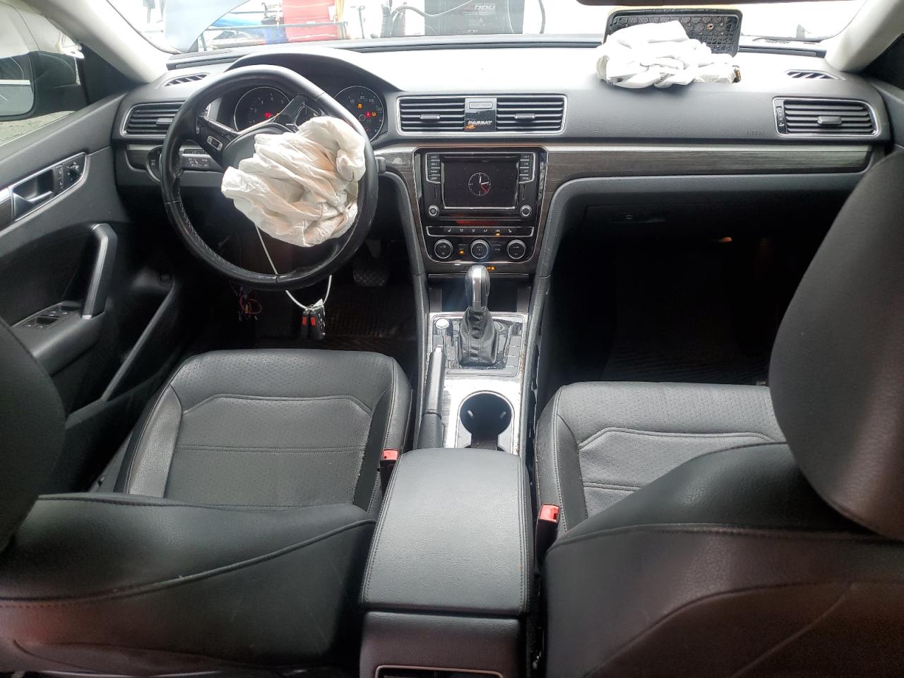 1VWBA7A39JC000132 2018 Volkswagen Passat Se