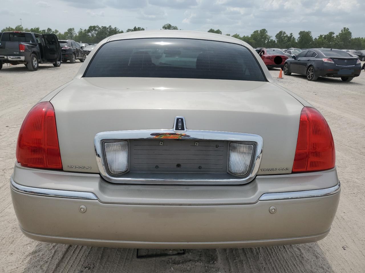 1LNHM82W65Y621724 2005 Lincoln Town Car Signature Limited