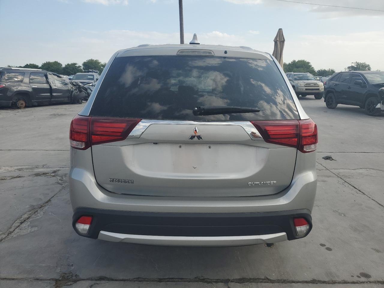 2018 Mitsubishi Outlander Es vin: JA4AD2A36JJ002323