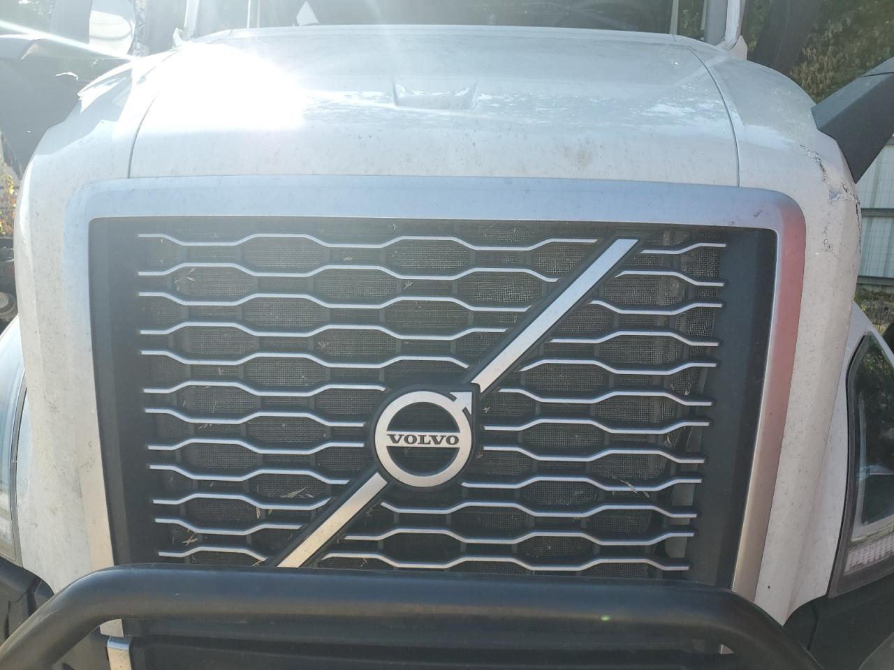 Lot #3304490436 2023 VOLVO VN VNL