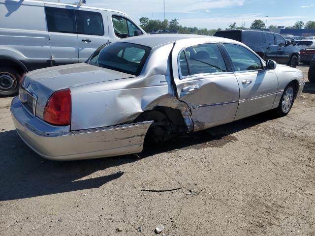 LINCOLN TOWN CAR U 2004 beige  gas 1LNHM83W24Y617862 photo #4