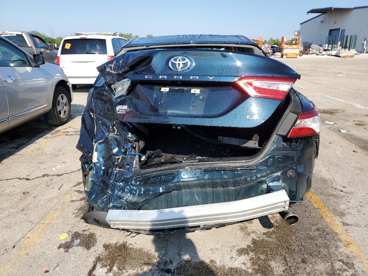 2018 Toyota Camry L vin: 4T1B11HK1JU610500