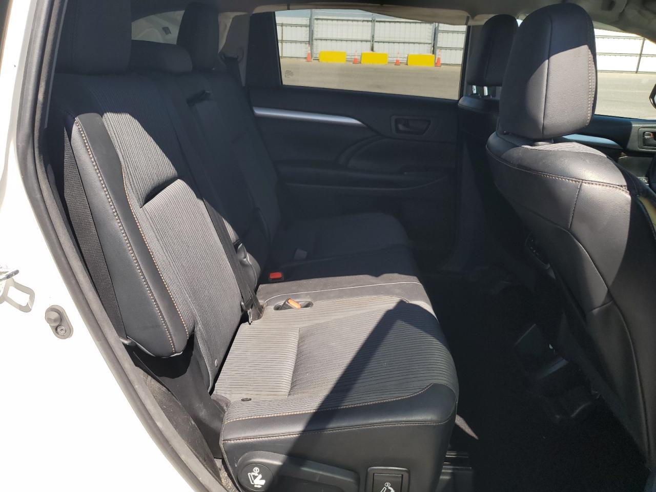 5TDZKRFHXFS073966 2015 Toyota Highlander Le