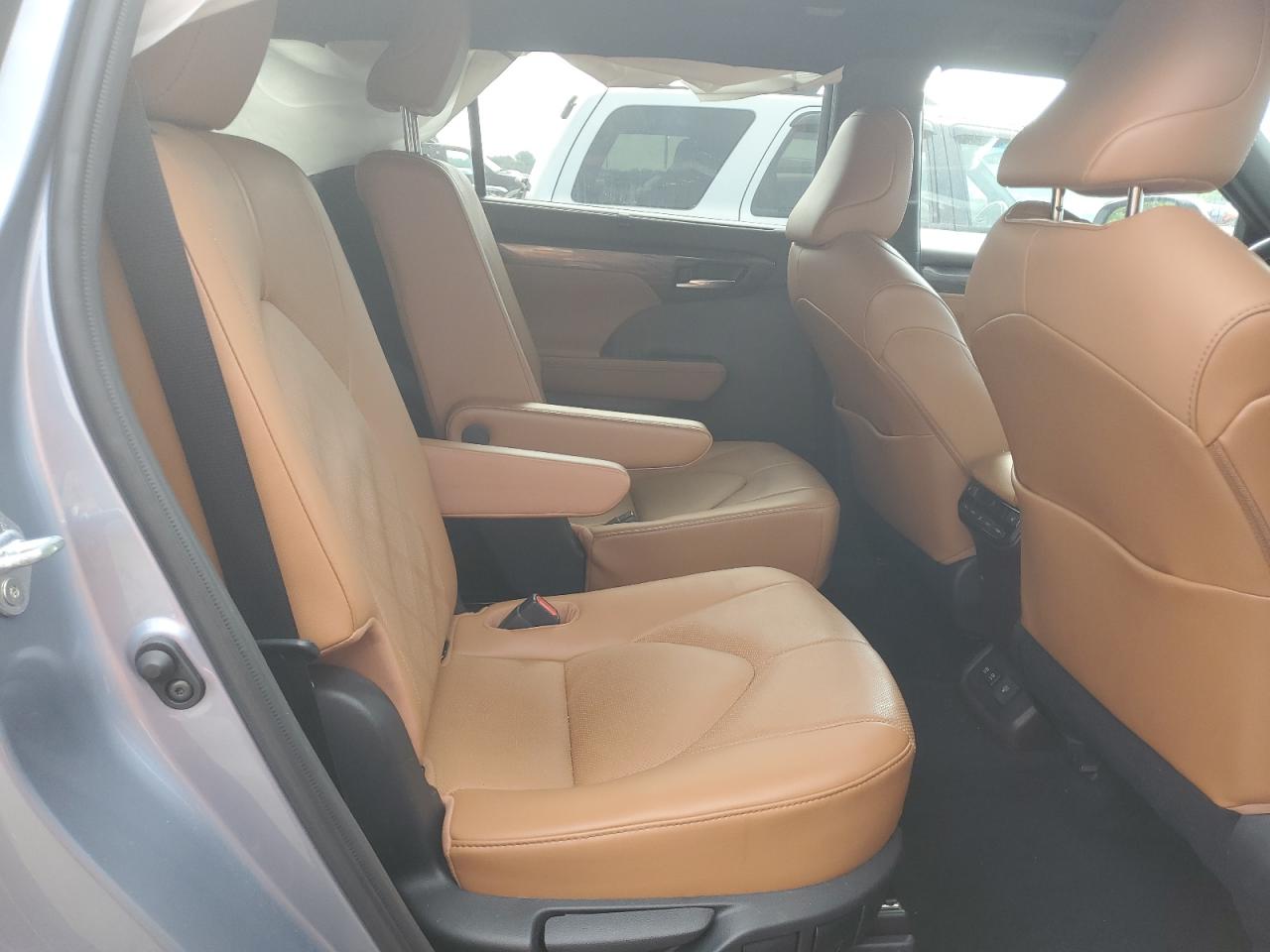 5TDFZRBH0MS075601 2021 Toyota Highlander Platinum