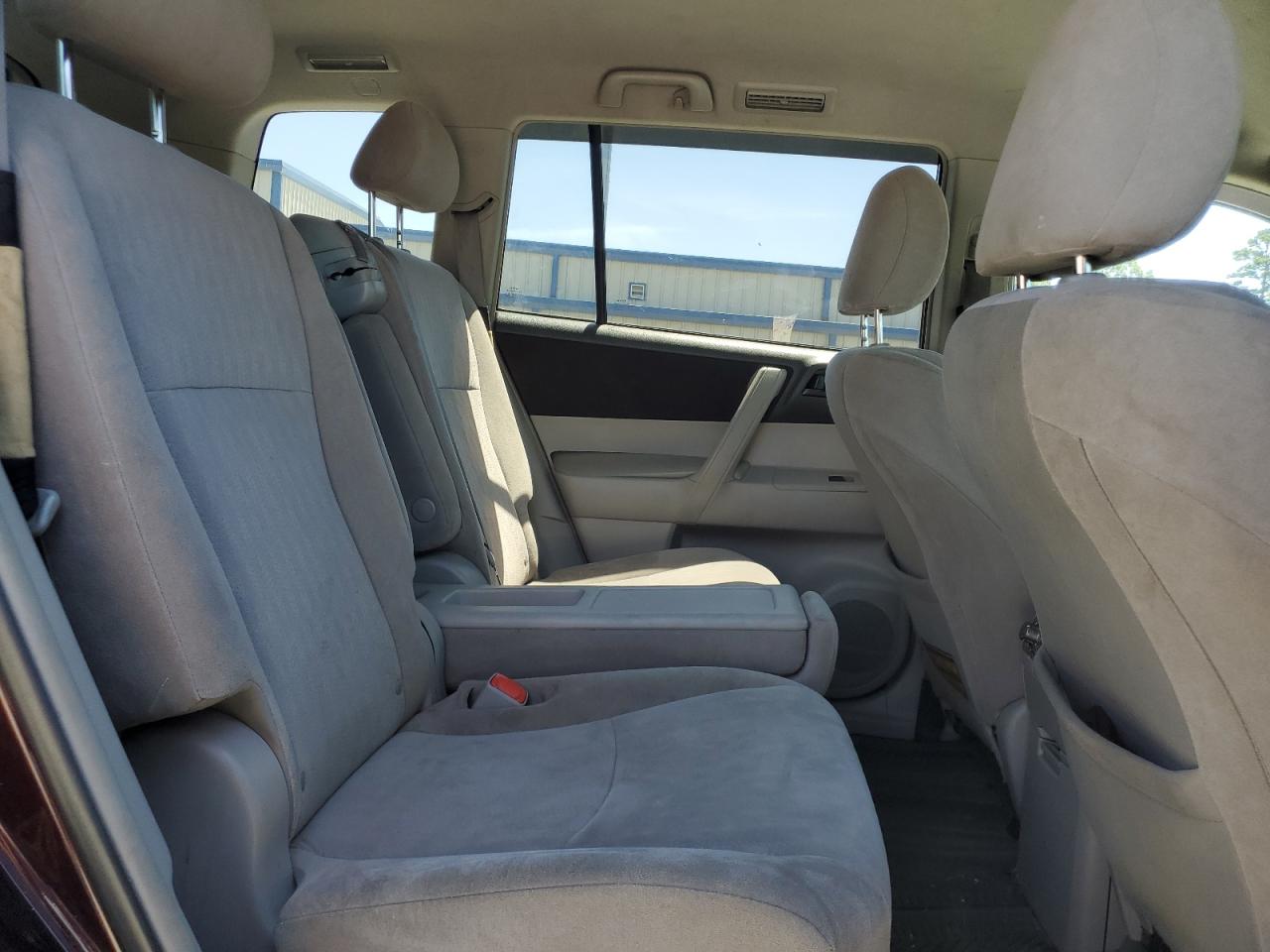 5TDBK3EH4BS084052 2011 Toyota Highlander Base