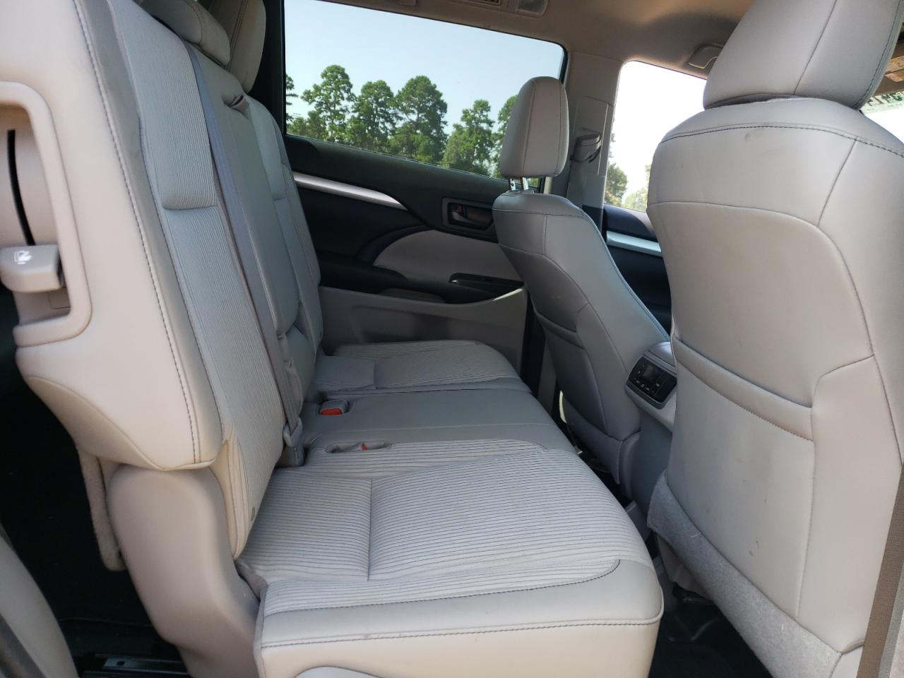 5TDZKRFH0GS124005 2016 Toyota Highlander Le