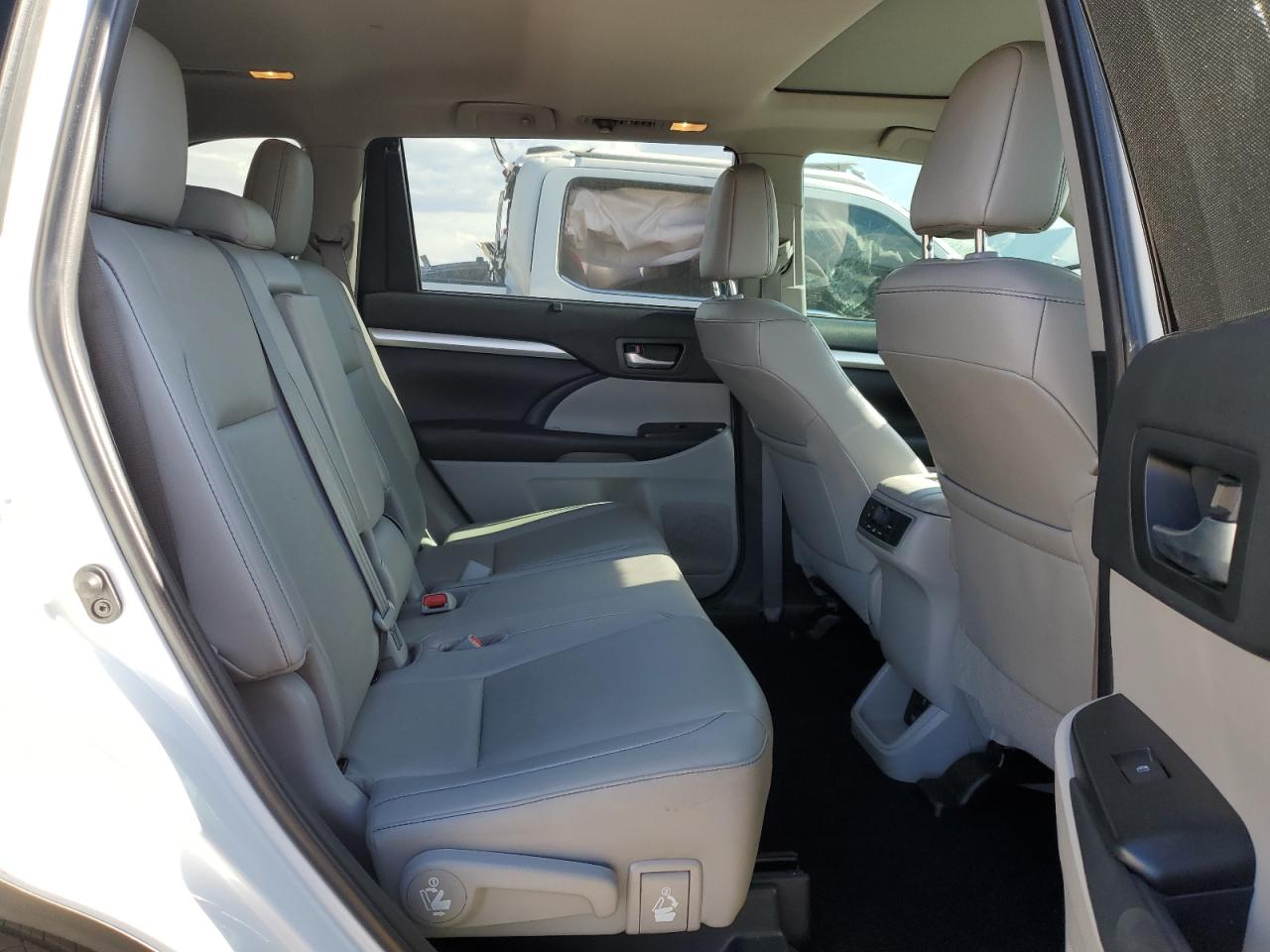 5TDJZRFH9KS579243 2019 Toyota Highlander Se