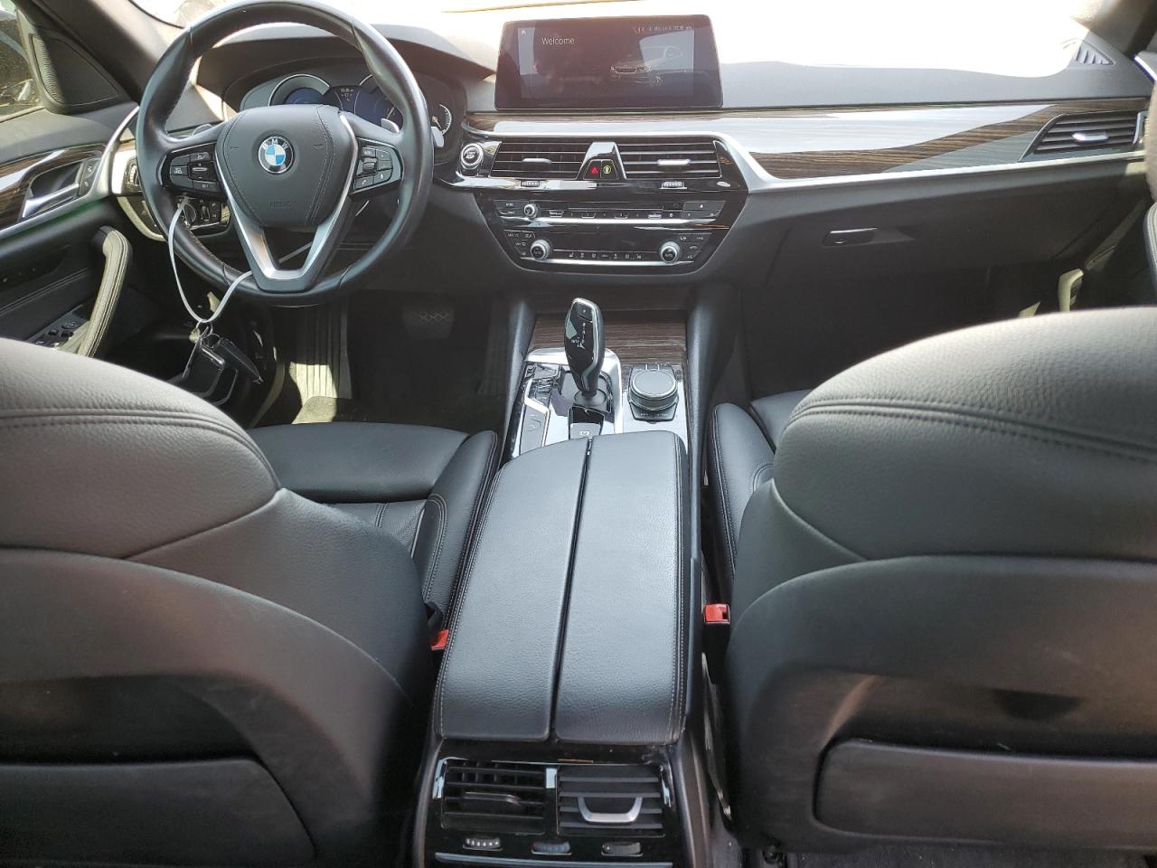 WBAJA9C59KB399735 2019 BMW 530E