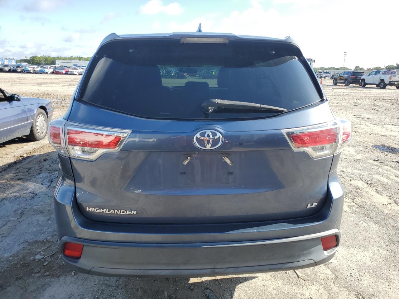 5TDZKRFH0FS057999 2015 Toyota Highlander Le
