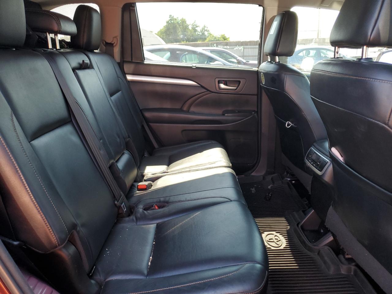 5TDJZRFH1JS858295 2018 Toyota Highlander Se