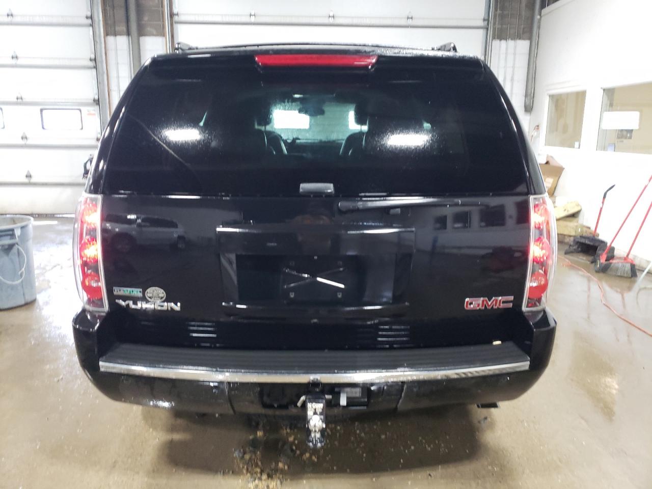 1GKS2EEF7BR107658 2011 GMC Yukon Denali