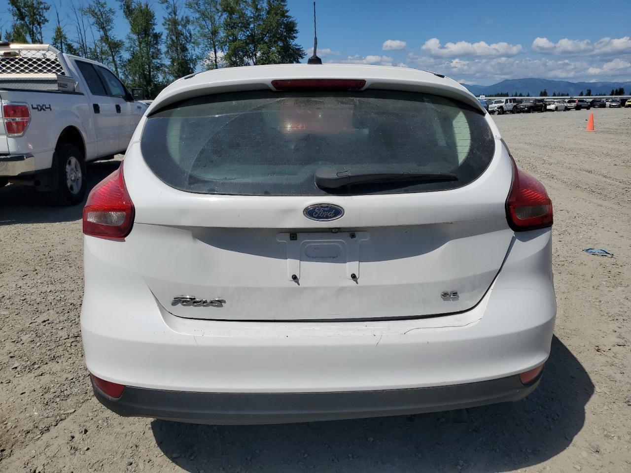 2015 Ford Focus Se vin: 1FADP3K29FL275800