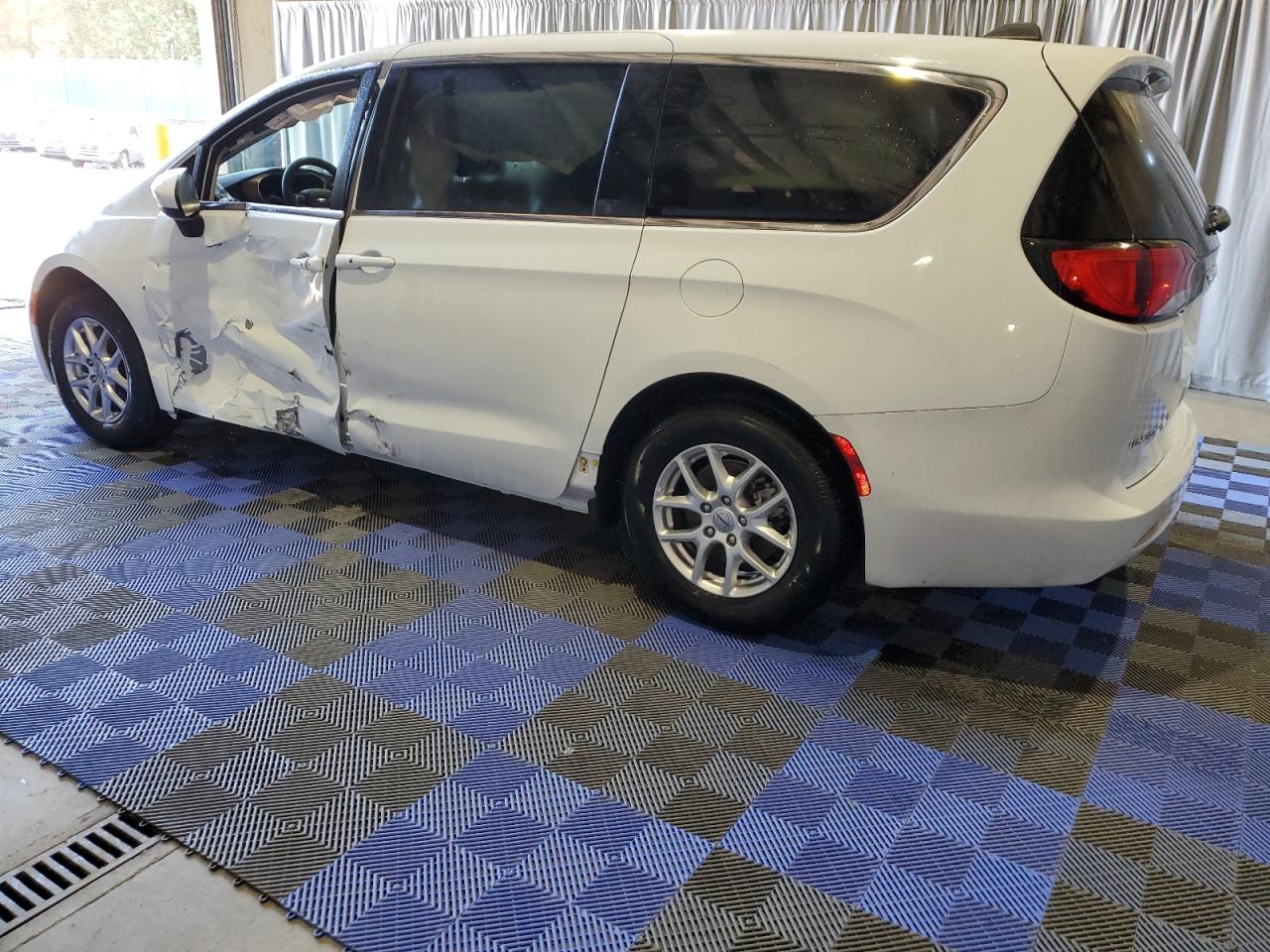 Lot #2818768466 2023 CHRYSLER VOYAGER LX