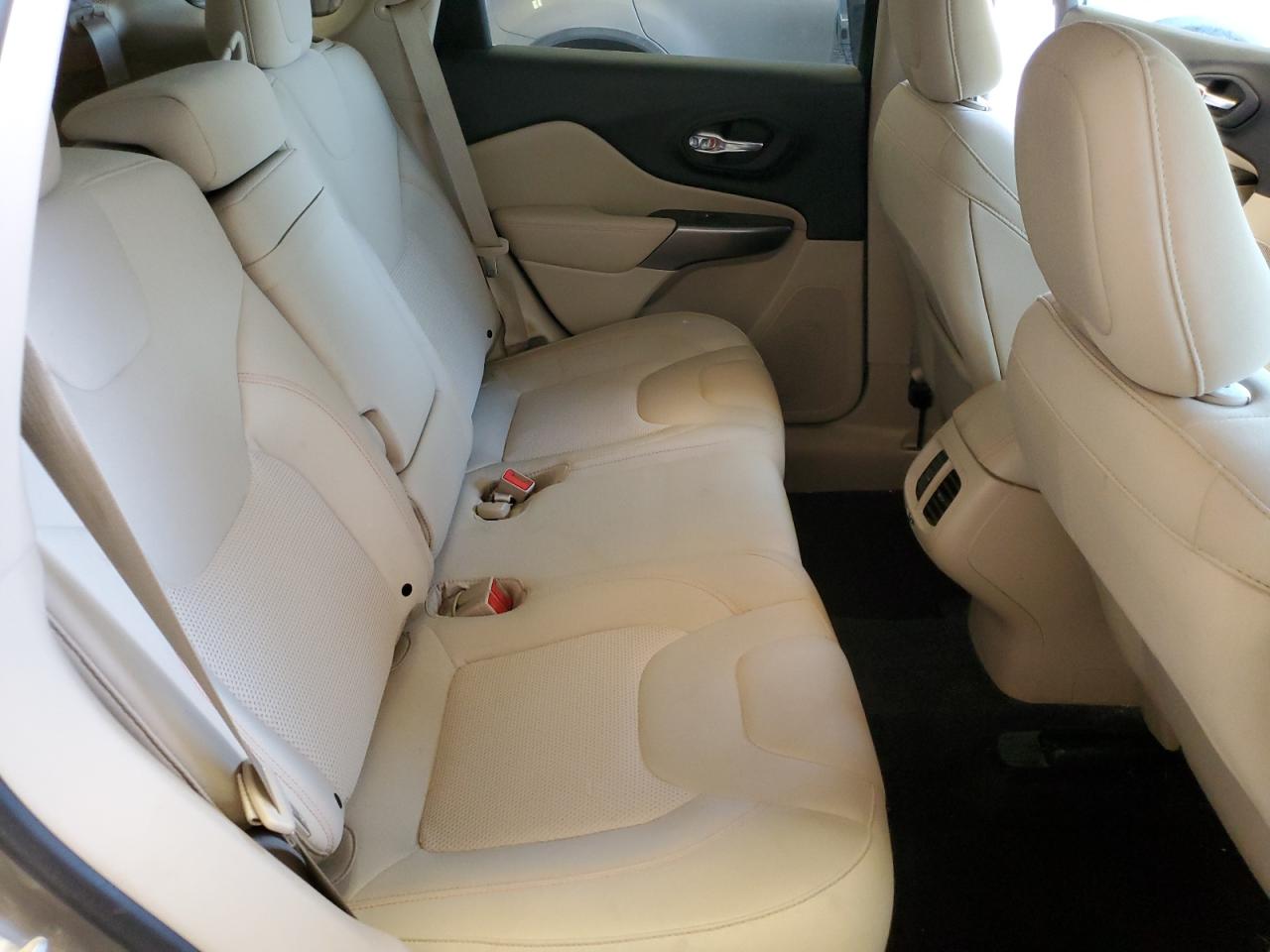 1C4PJLCB4KD221879 2019 Jeep Cherokee Latitude