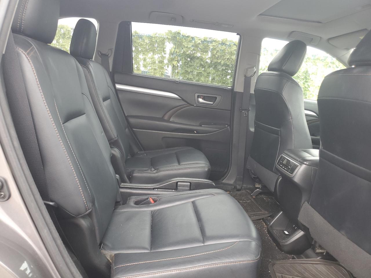 5TDKZRFH7JS543571 2018 Toyota Highlander Se