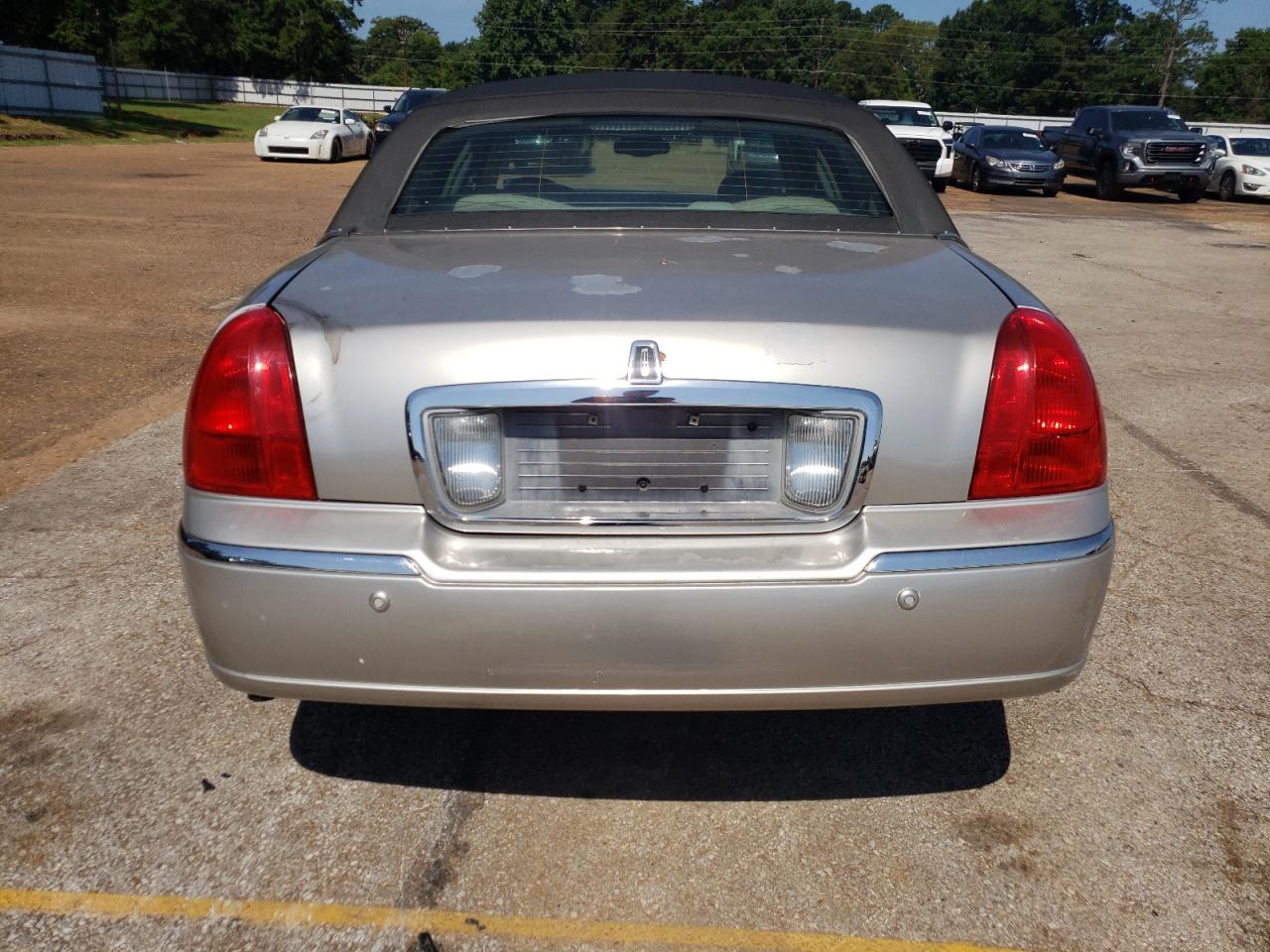 1LNHM81W94Y619076 2004 Lincoln Town Car Executive