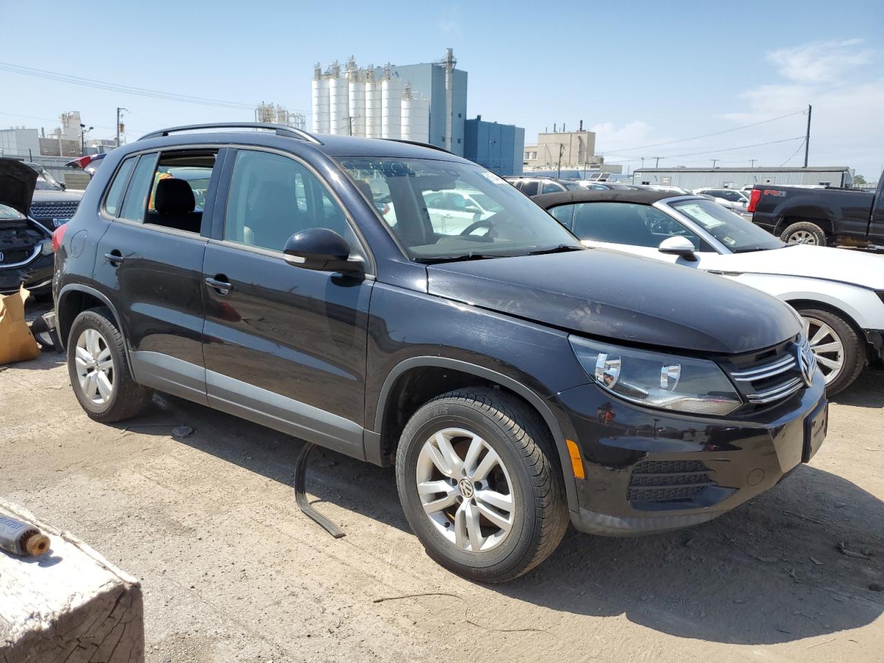 2016 Volkswagen Tiguan S vin: WVGAV7AX7GW586659