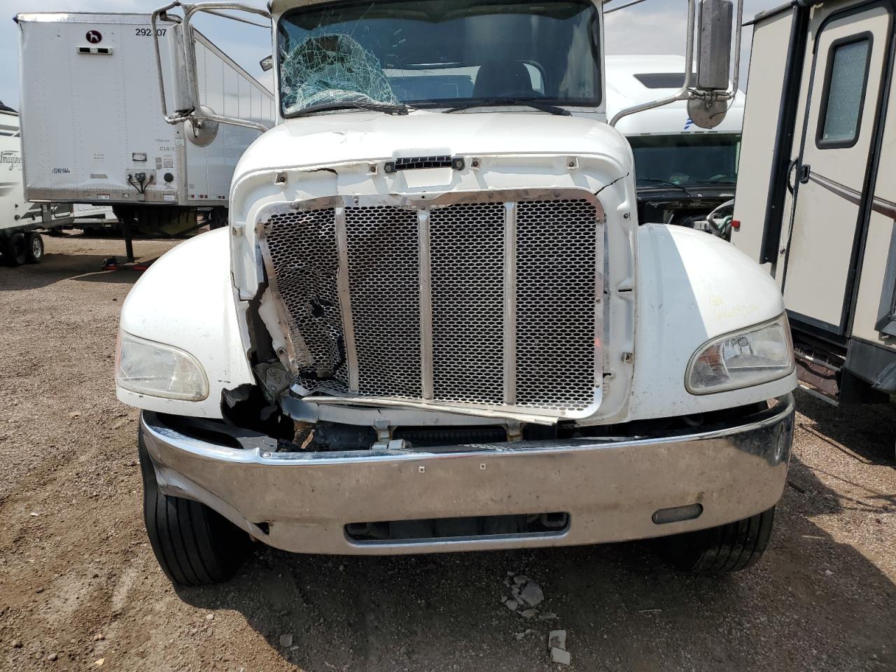 Lot #2943196499 2015 PETERBILT 337