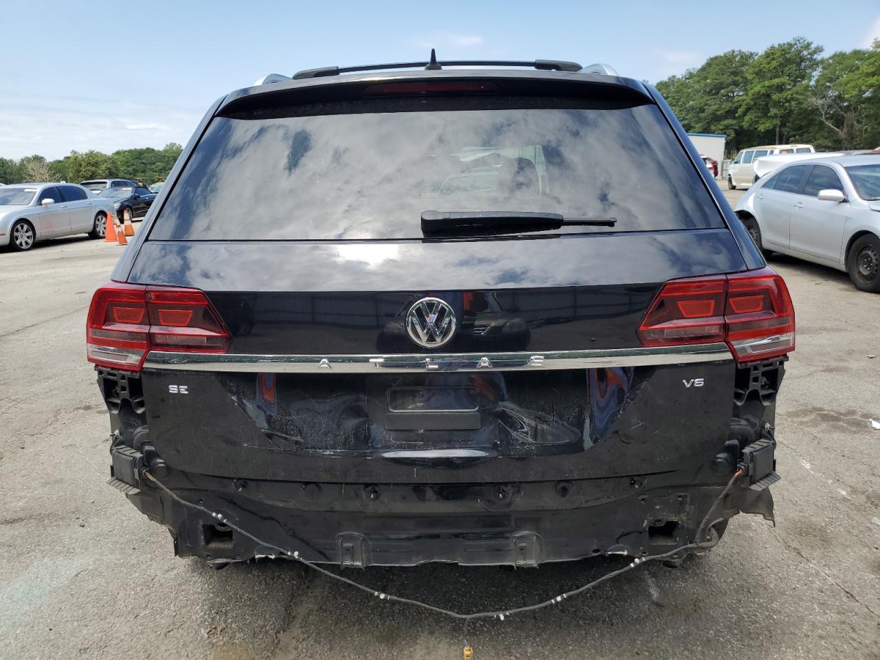 1V2FR2CA2JC529223 2018 Volkswagen Atlas Se