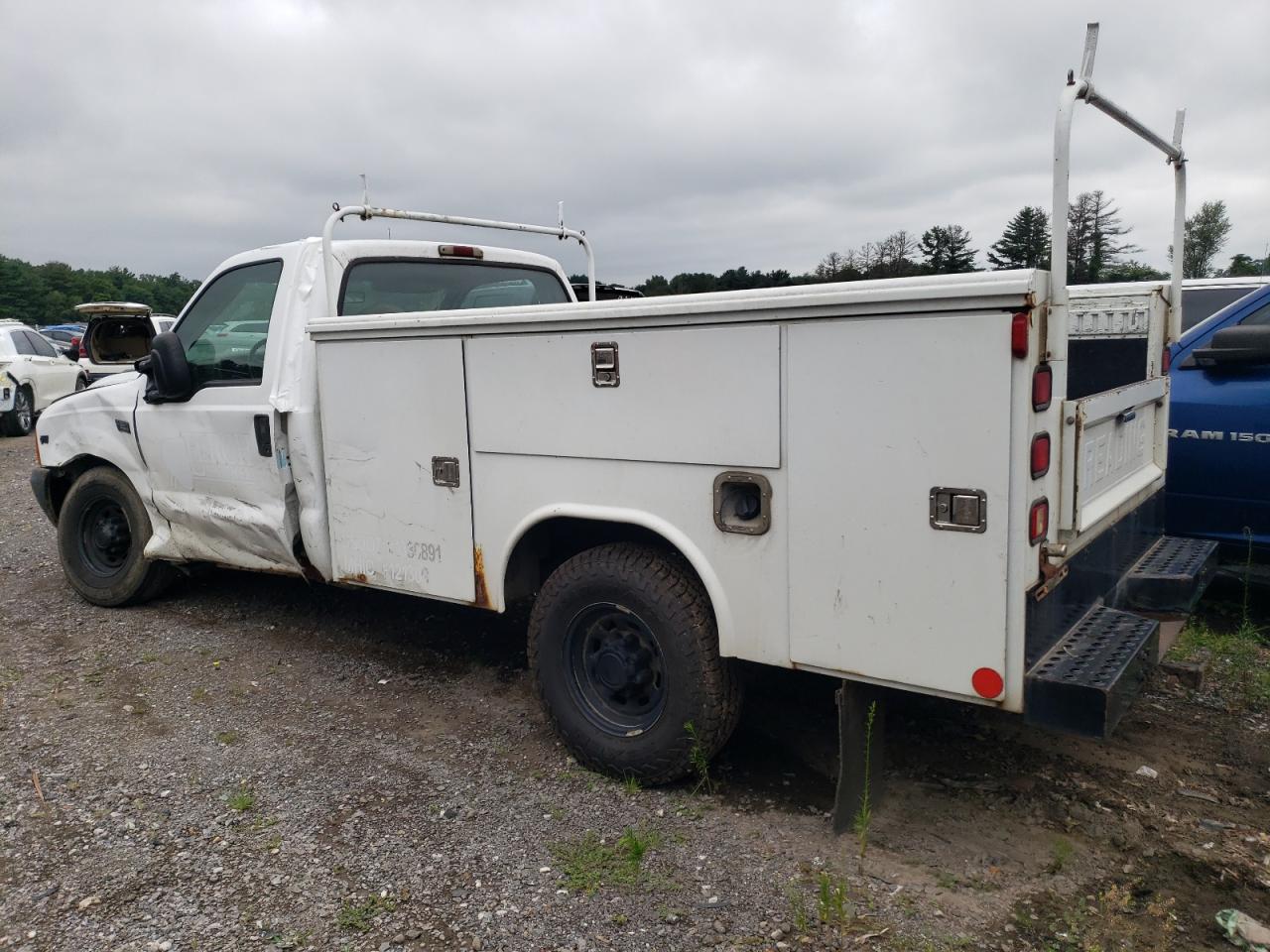 Lot #2972176129 2001 FORD F350 SRW S