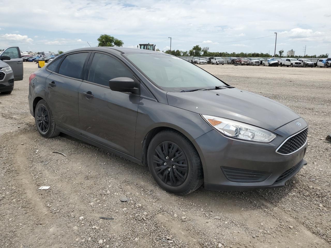 2016 Ford Focus S vin: 1FADP3E25GL379004