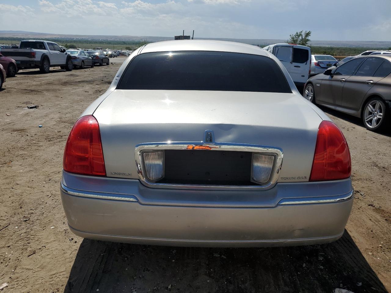 1LNHM81W03Y658217 2003 Lincoln Town Car Executive