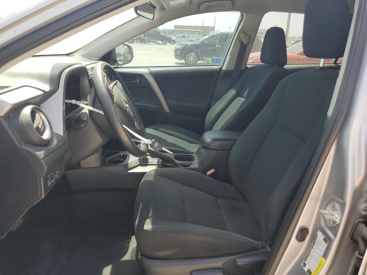 2T3ZFREV0HW373772 2017 Toyota Rav4 Le