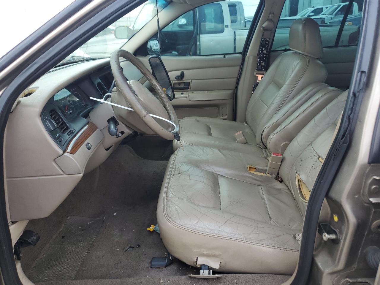 2FAFP74W14X129052 2004 Ford Crown Victoria Lx