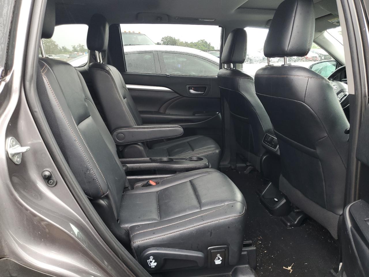 5TDKZRFH6KS332685 2019 Toyota Highlander Se