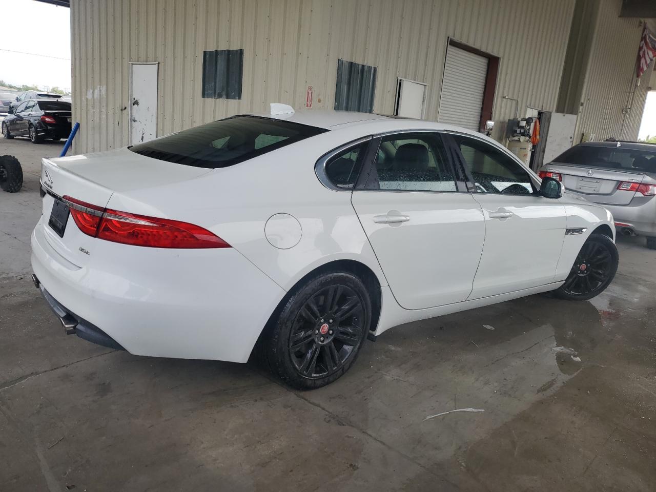 2017 Jaguar Xf Premium vin: SAJBD4BV4HCY44941