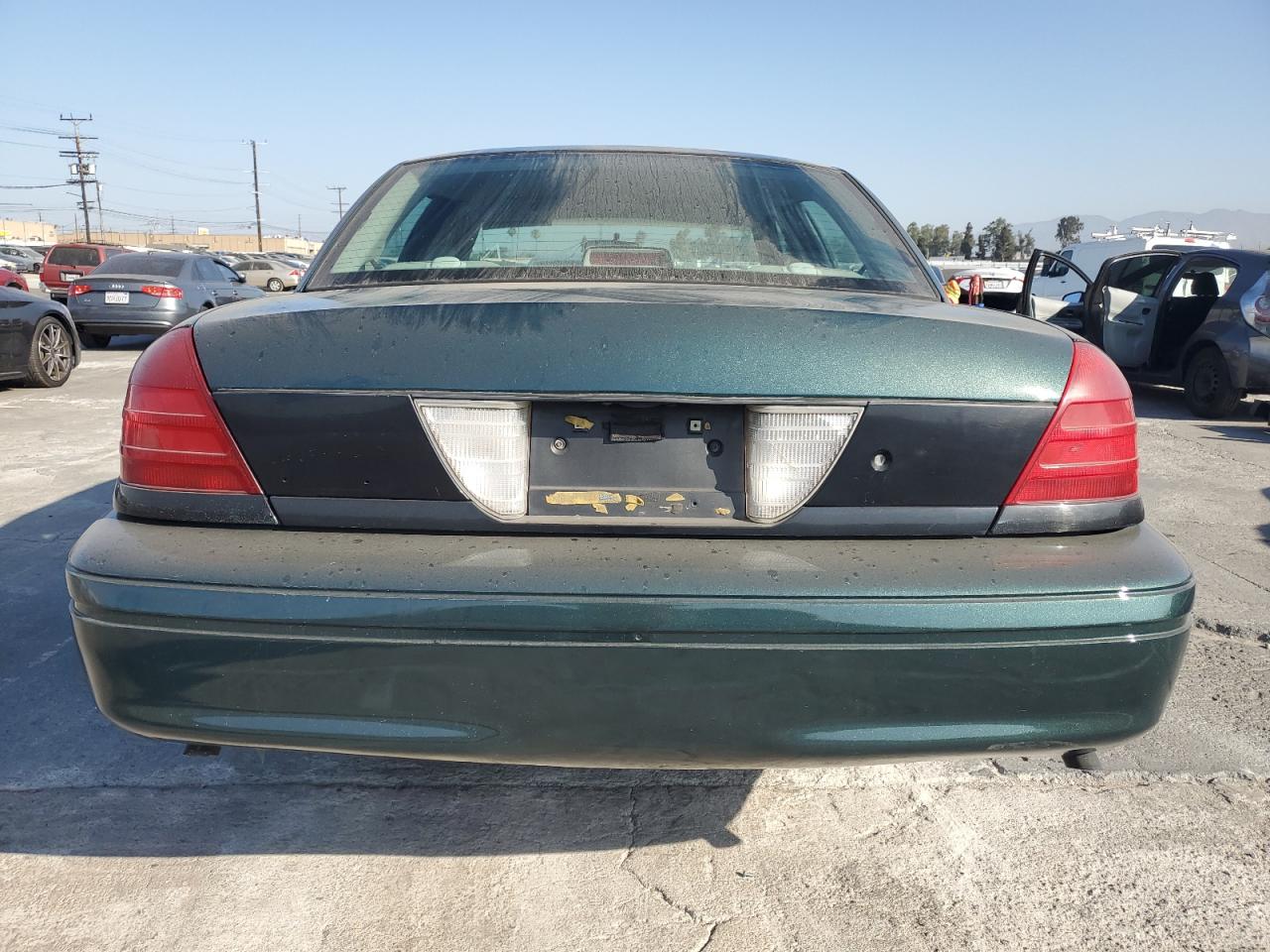 2FAFP71W4YX173637 2000 Ford Crown Victoria Police Interceptor