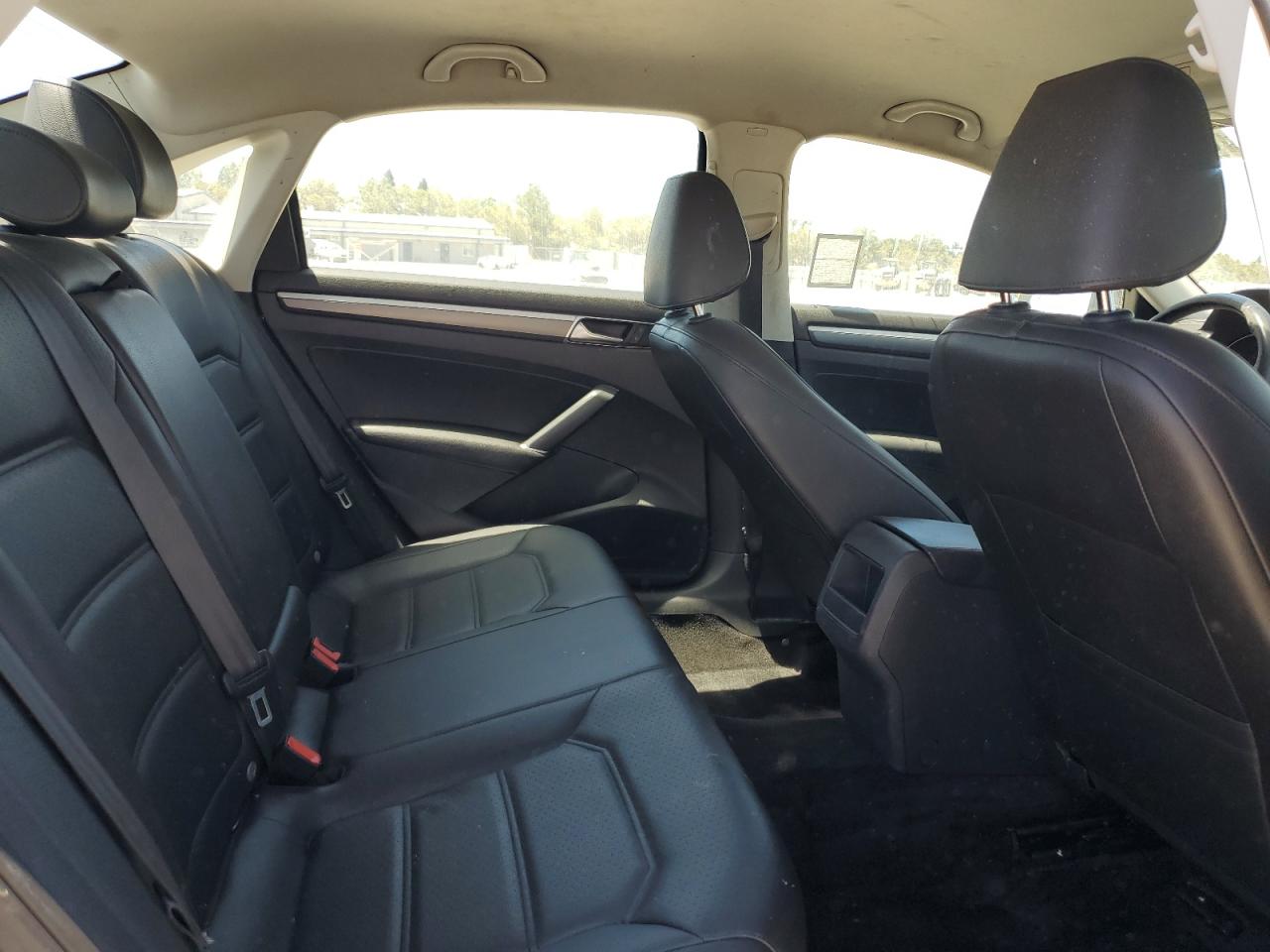 1VWDT7A30HC033968 2017 Volkswagen Passat R-Line