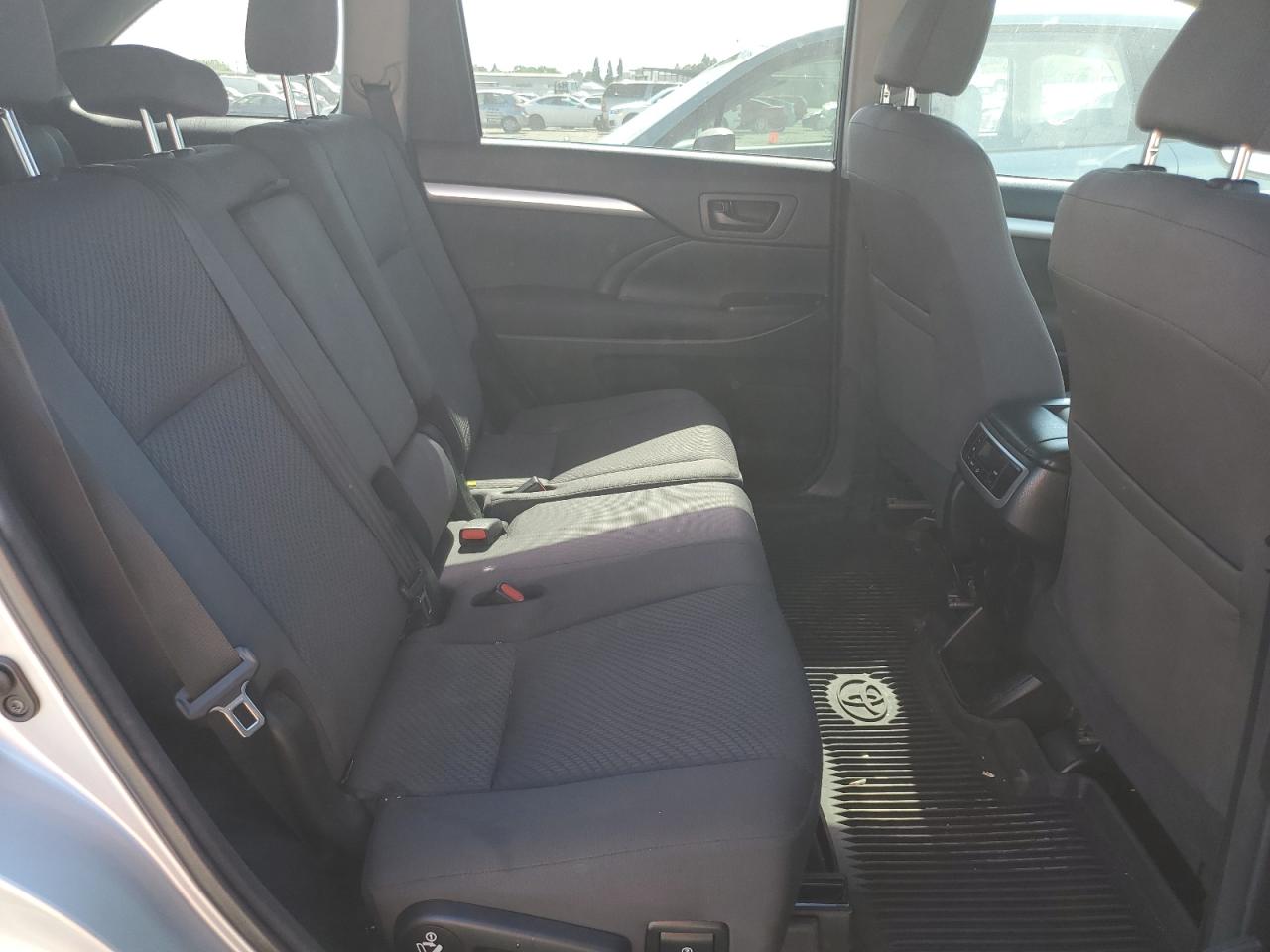 5TDBZRFH0HS479383 2017 Toyota Highlander Le