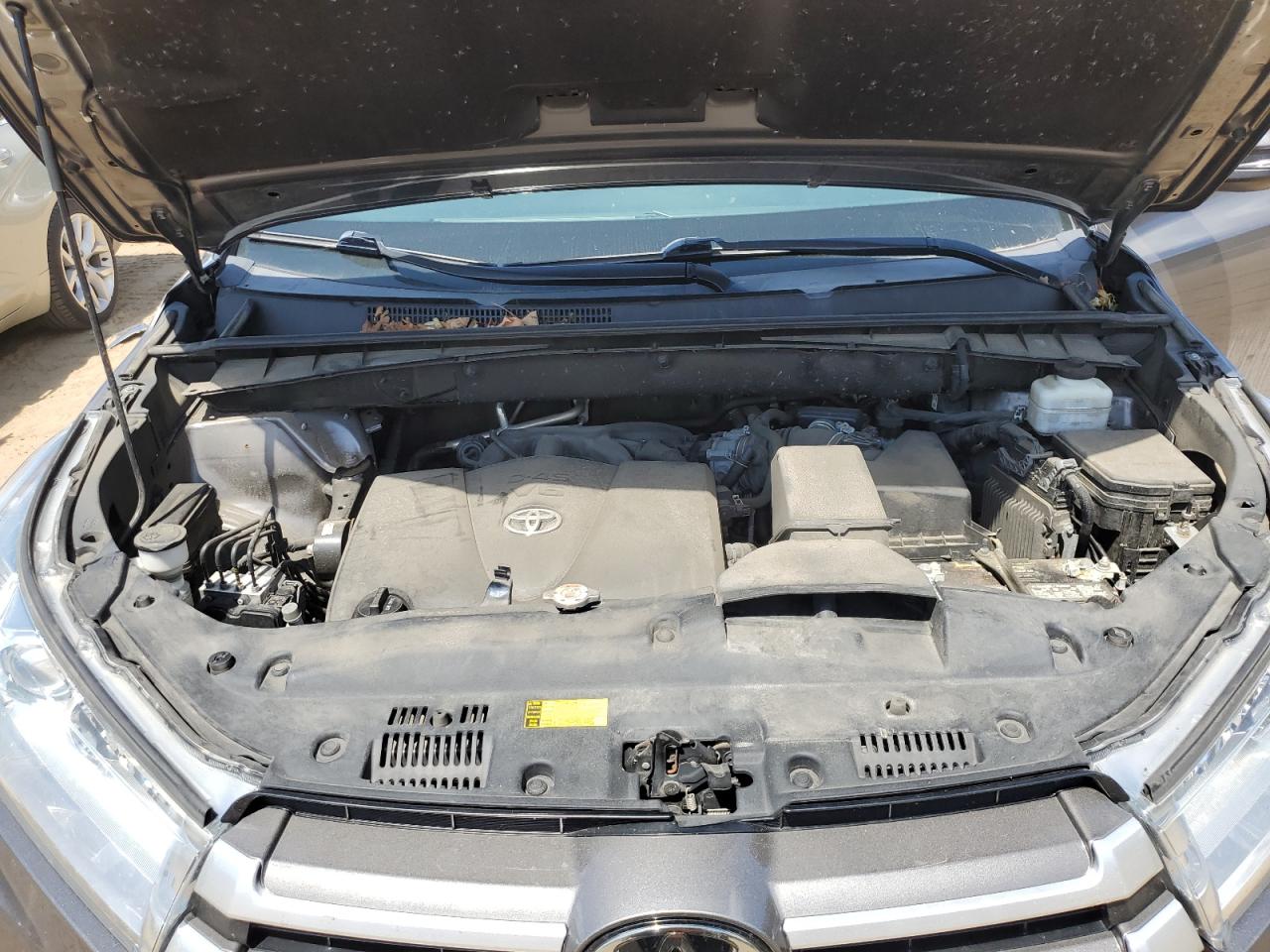 5TDBZRFH8JS889726 2018 Toyota Highlander Le