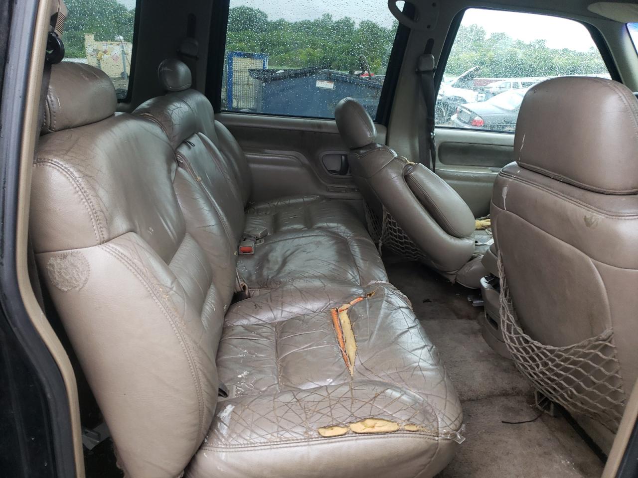 1GKFK16R9XJ704173 1999 GMC Suburban K1500