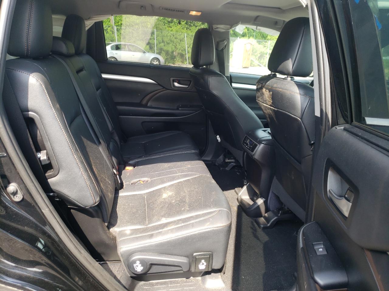 5TDJZRFH6KS596212 2019 Toyota Highlander Se