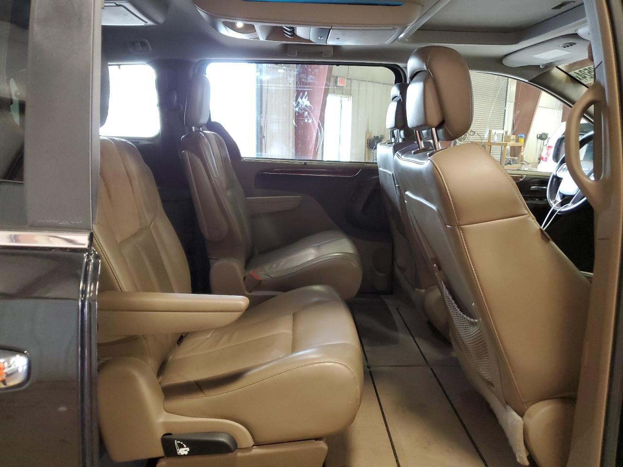 2A4RR6DG2BR803452 2011 Chrysler Town & Country Limited