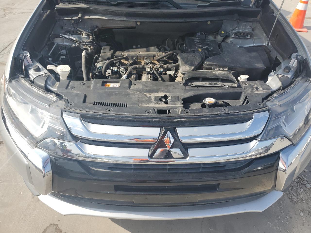 2018 Mitsubishi Outlander Es vin: JA4AD2A36JJ002323