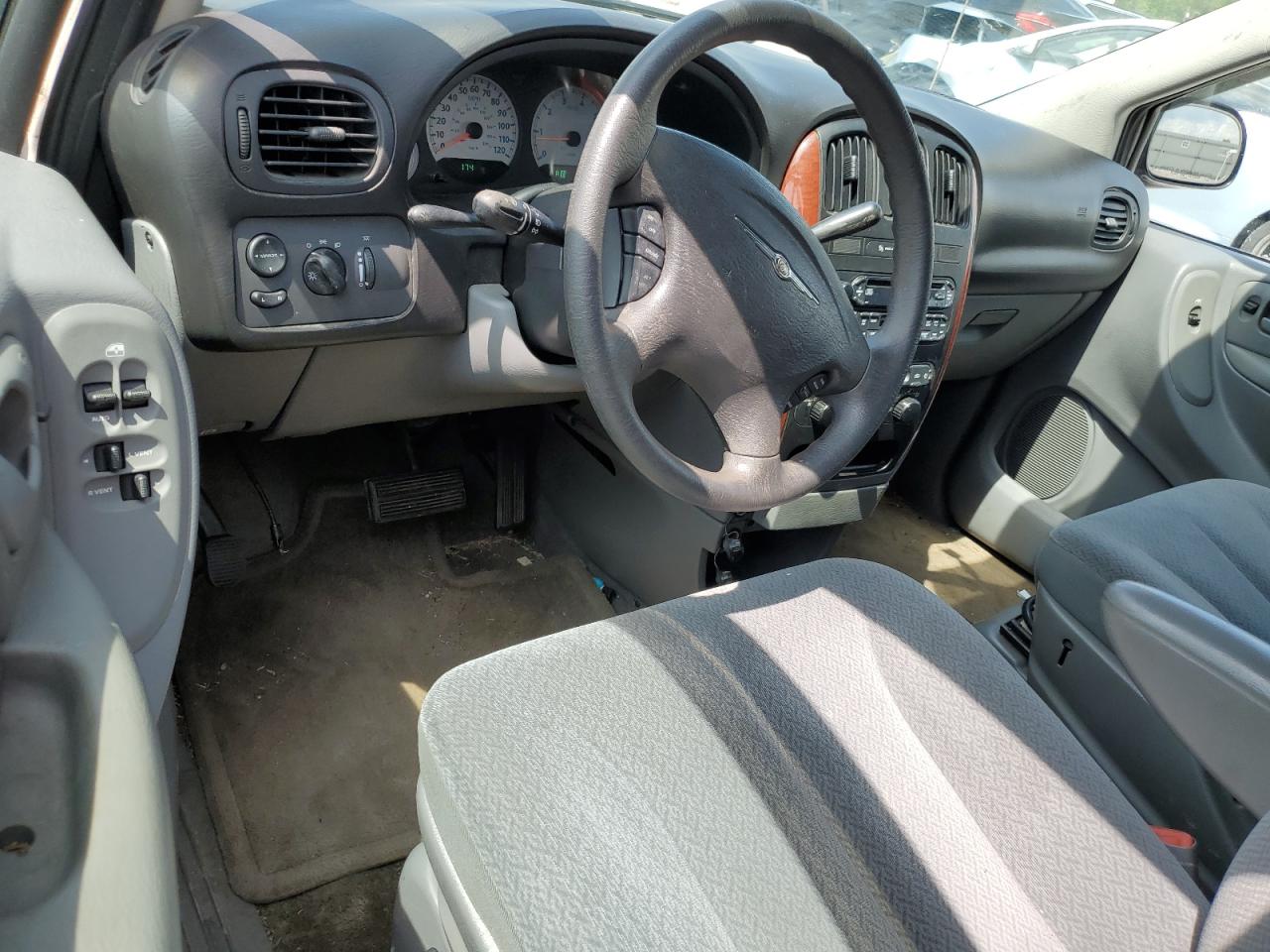 2C4GP44R45R439337 2005 Chrysler Town & Country Lx