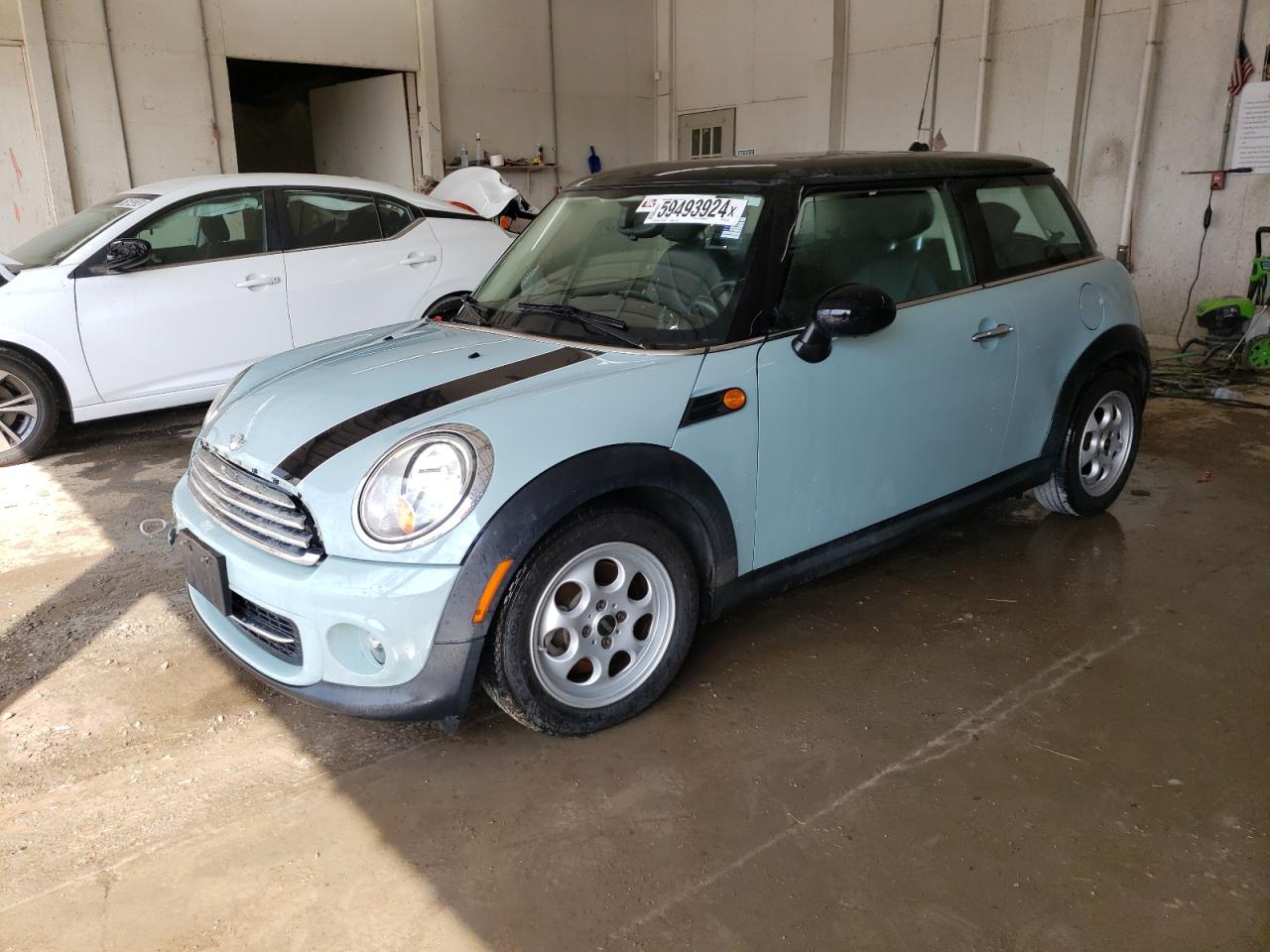 2012 Mini Cooper vin: WMWSU3C59CT257258