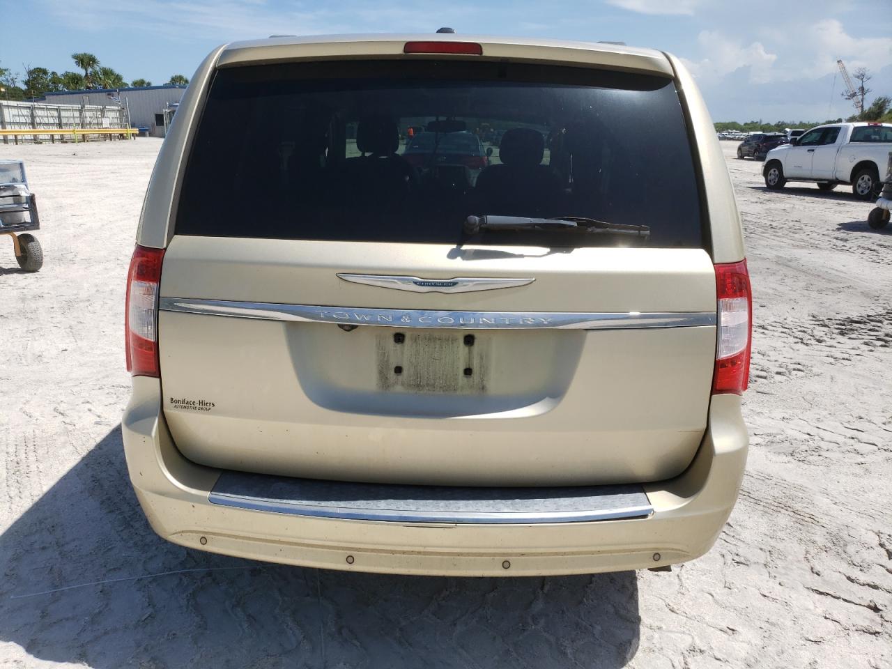 2A4RR8DG0BR659444 2011 Chrysler Town & Country Touring L