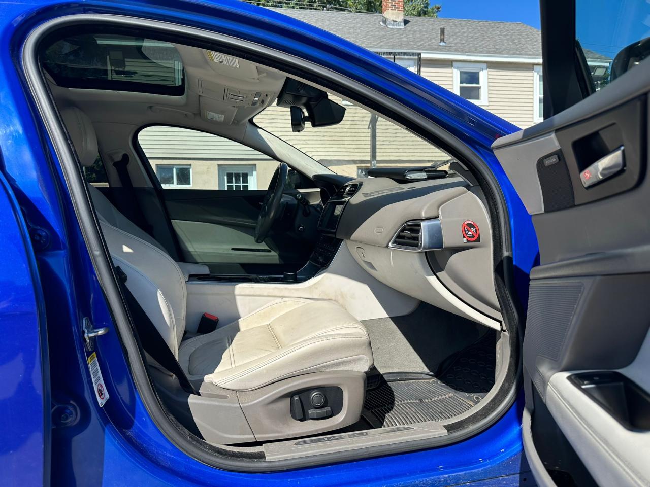 SAJAK4BV8HA960611 2017 Jaguar Xe Prestige