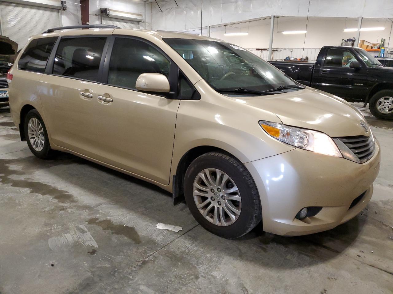 5TDYK3DC4BS112772 2011 Toyota Sienna Xle