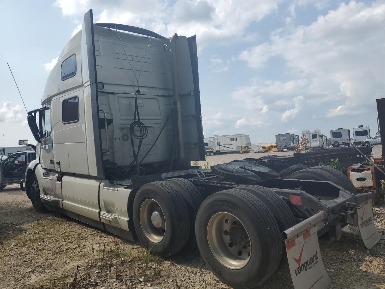 Lot #3304490436 2023 VOLVO VN VNL