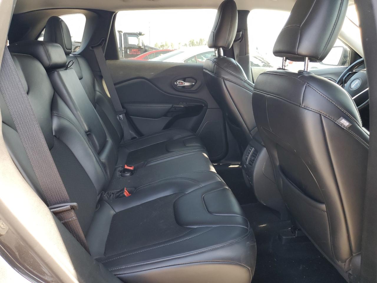 1C4PJMLX0KD468804 2019 Jeep Cherokee Latitude Plus