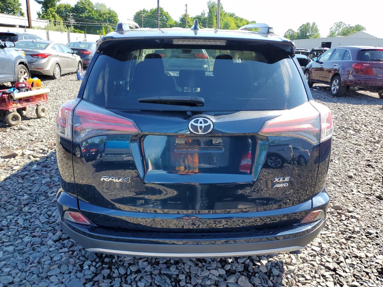 JTMRFREV2HJ135484 2017 Toyota Rav4 Xle