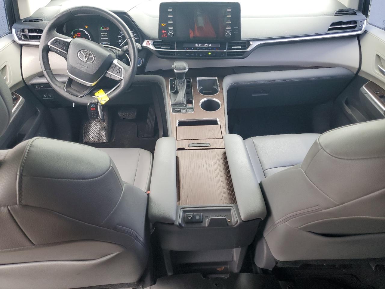 5TDYRKEC0MS062055 2021 Toyota Sienna Xle